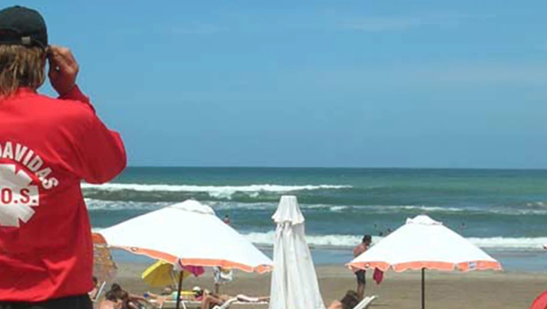 Un turista está grave luego de ser golpeado por una ola