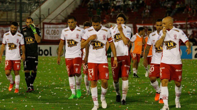 El lamento de los jugadores al final del partido en el Tomás Ducó.