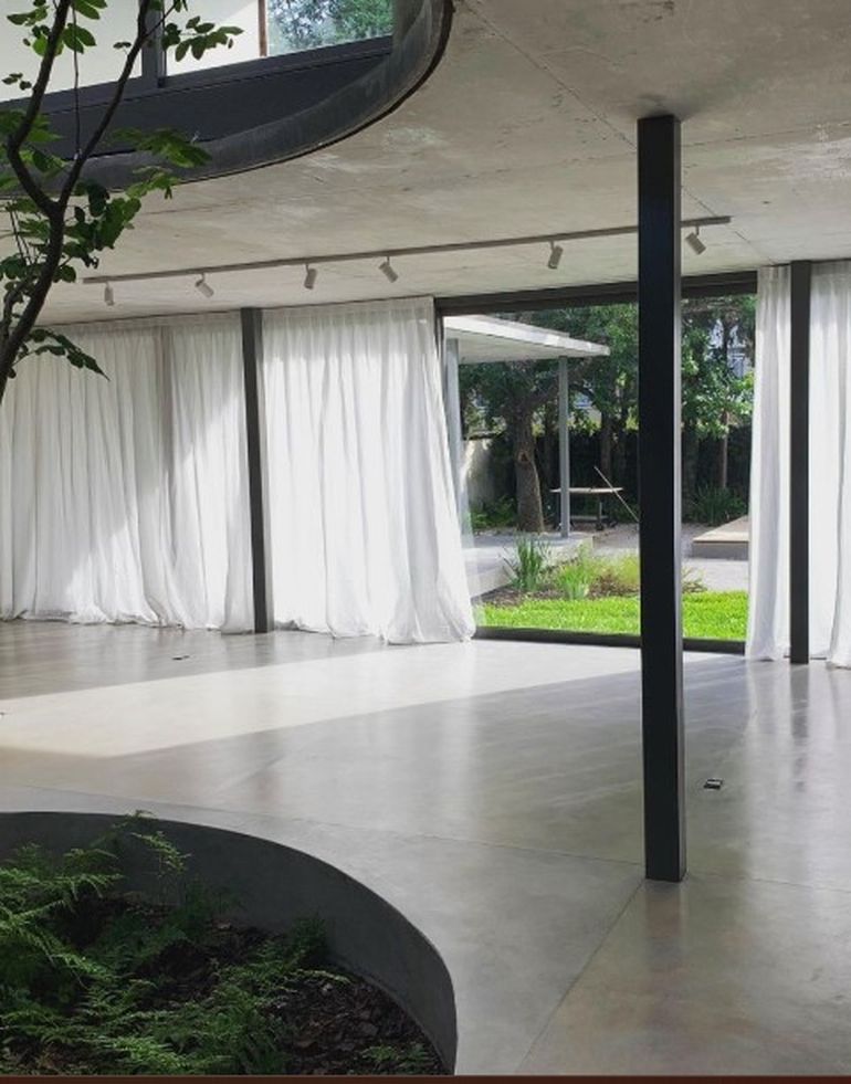 Los grandes ventanales y el techo vidriado le dan una gran luminosidad a la casa diseñada por el ex novio de Juana Viale. Los grandes ventanales y el techo vidriado le dan una gran luminosidad a la casa diseñada por el ex novio de Juana Viale.