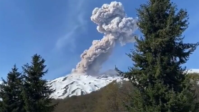 Volcán chileno entró en actividad y la nube de humo llegó a Caviahue