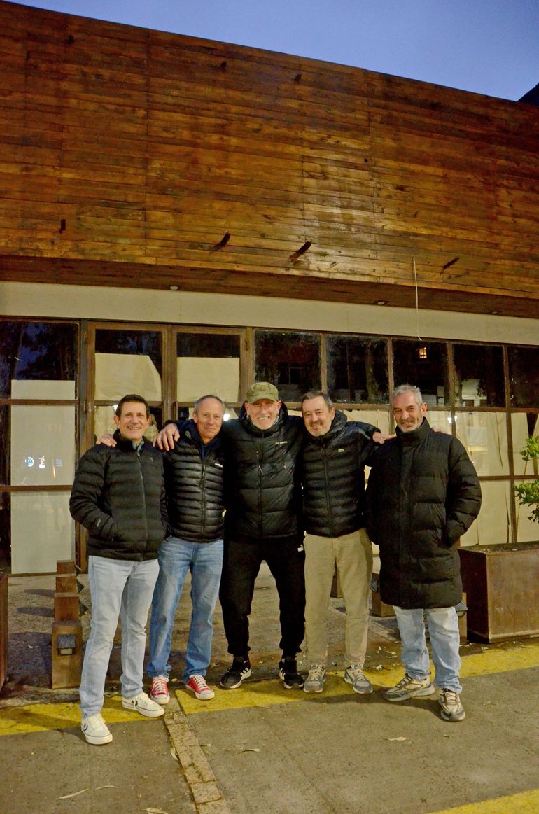 Fabio y Tulio Larocca, el Turco Melken, Pocho Casado y Huevo Afione,  en la puerta del local en donde funcionó Mirror en la década del '80 sobre la diagonal 9 de julio. Los ex tarjeteros fueron protagonistas principales del boliche que cada fin de semana convocaba dos mil personas.   