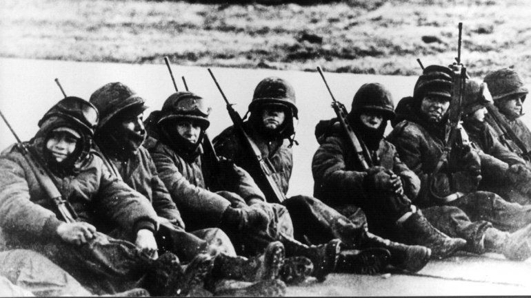 649&nbsp;claveles se arrojarán a la fuente del cenotafio en recuerdo de los soldados muertos.