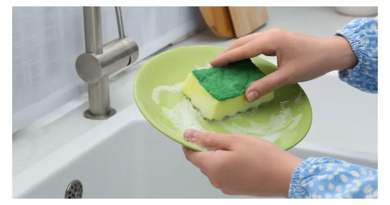 Congelar la esponja: este truco viral tiene su lógica