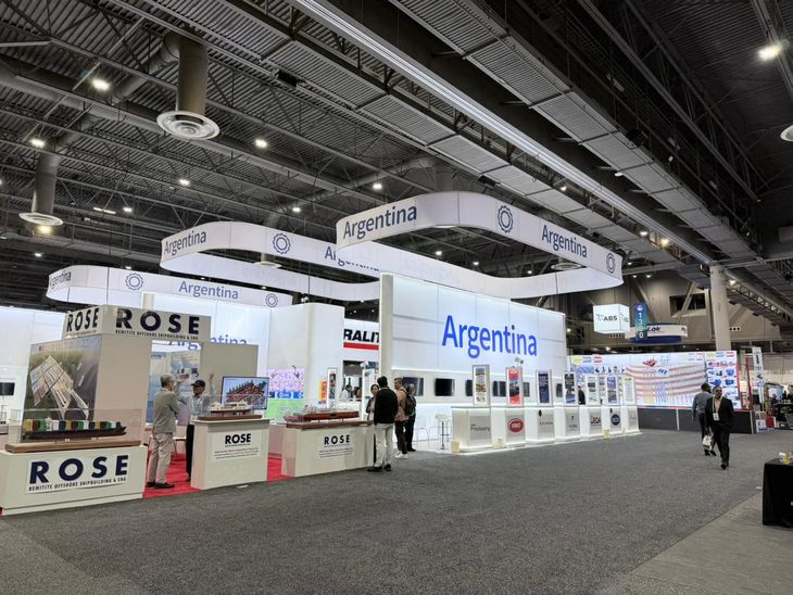 Funcionarios, ejecutivos, científicos, ingenieros y futuros inversores se acercaron al stand de Argentina en la OTC 2026. Funcionarios, ejecutivos, científicos, ingenieros y futuros inversores se acercaron al stand de Argentina en la OTC 2026.