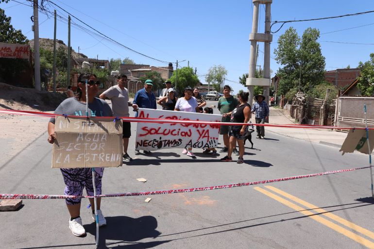 Vecinos de Villa Ceferino se manifiestan por falta de agua.