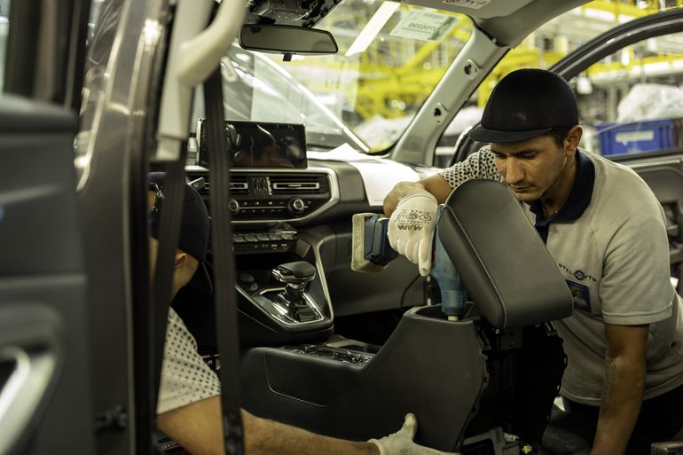 La nueva apuesta de Stellantis promete equipamiento y confort a la altura de un segmento tan competitivo. La nueva apuesta de Stellantis promete equipamiento y confort a la altura de un segmento tan competitivo.