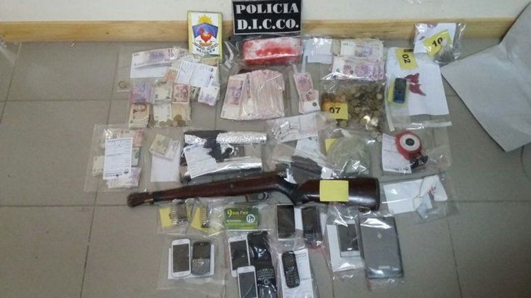 Detienen a tres hombres y una mujer con un kilo de marihuana y más de 50 mil pesos