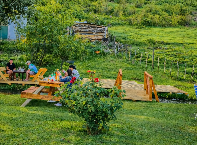 Un restobar en cercanías de Piedras Meonas es furor en el norte neuquino