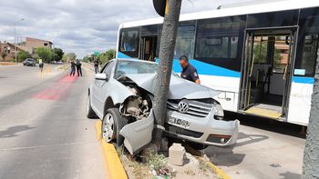 Un auto quedó incrustado en el semáforo del Metrobús. Un auto quedó incrustado en el semáforo del Metrobús.