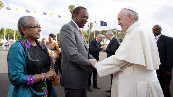 El presidente de Kenia, Uhuru Kenyatta, junto a su mujer en la bienvenida al papa Francisco.