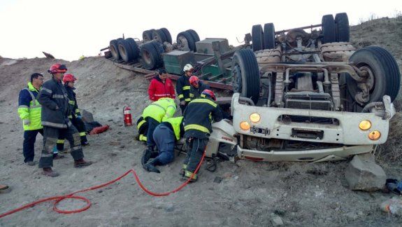 Un camionero volcó y murió en el cruce de rutas 40 y 234