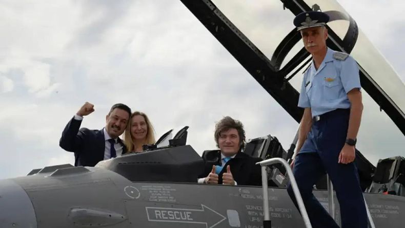 Javier Milei en la presentación de los nuevos F-16 en Córdoba | LM Neuquen Javier Milei en la presentación de los nuevos F-16 en Córdoba