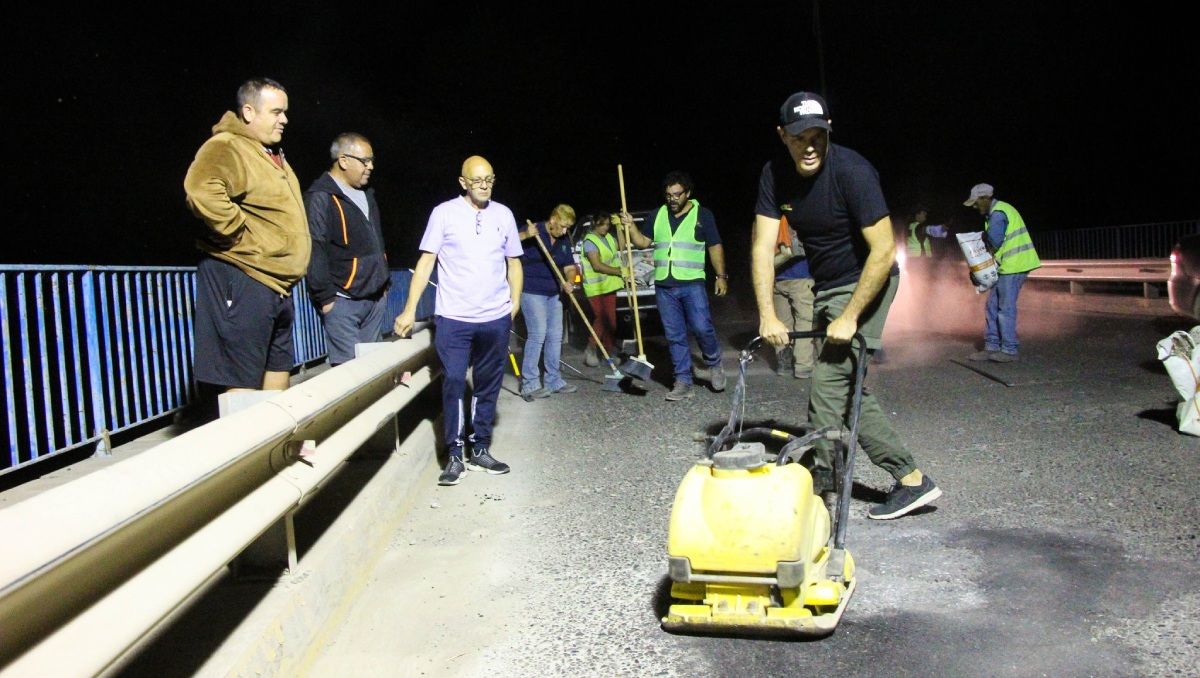 Los trabajos de bacheo en el puente entre Centenario y Cinco Saltos