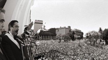 32 años. Alfonsín le habla al pueblo en un día histórico para el país.