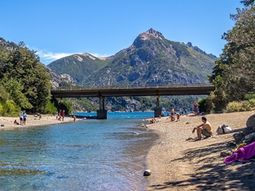 El efectivo rescató a la pareja en el arroyo Angostura, en Bariloche. El efectivo rescató a la pareja en el arroyo Angostura, en Bariloche.