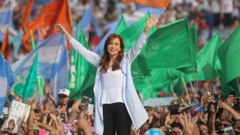 Discurso de CFK: pantallas, colectivos y las PASO en Neuquén