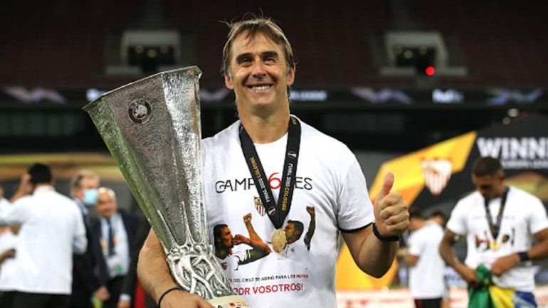Lopetegui con el flamante trofeo de la Europa League.