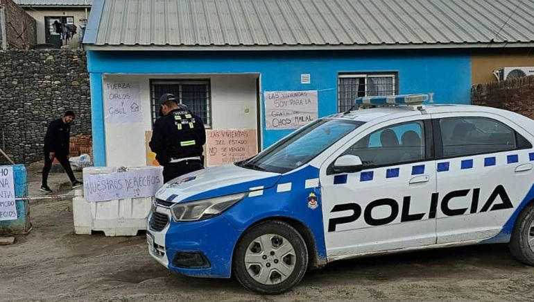 Chos Malal: ocupó una casa del IPVU y retuvieron a sus hijos cuando los mandó a la escuela