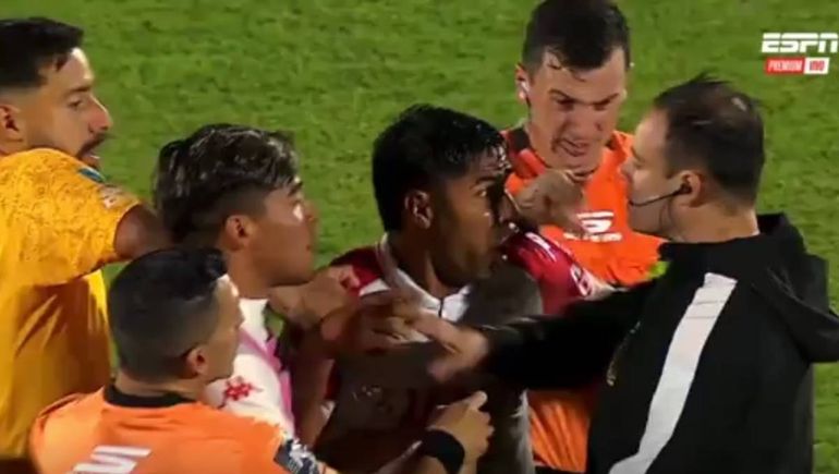 Un jugador de Huracán estalló contra un cuarto árbitro que insultó a su madre