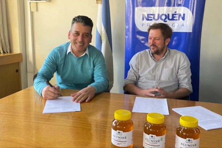 Firma del convenio para la exportación de miel de Aluminé a Dinamarca.