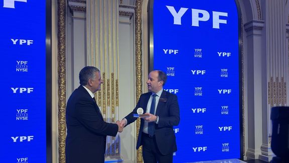 Tras tocar la campana, Horacio Marín recibió una medalla conmemorativa de Wall Street.