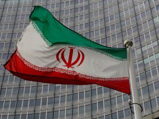 FOTO DE ARCHIVO: Una bandera iraní ondea frente a la sede del Organismo Internacional de Energía Atómica (OIEA) en Viena, Austria, el 9 de septiembre de 2019. REUTERS/Leonhard Foeger