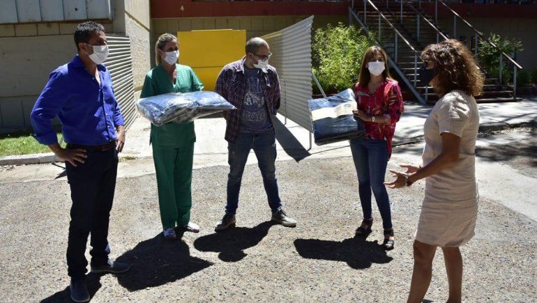 La Municipalidad entregó ambos y frazadas para el personal de Salud
