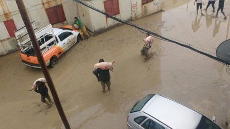 En medio del temporal de lluvias, saquearon varios comercios de Comodoro Rivadavia 