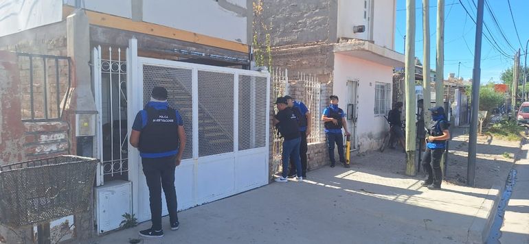 A pedido de la fiscalía hubo un gran despliegue en dos domicilios de Romina Maza. A pedido de la fiscalía hubo un gran despliegue en dos domicilios de Romina Maza.