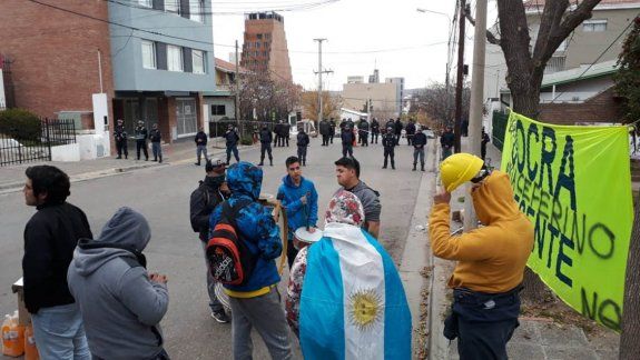 Uocra copada: vecinos alerta y negociaciones estancadas