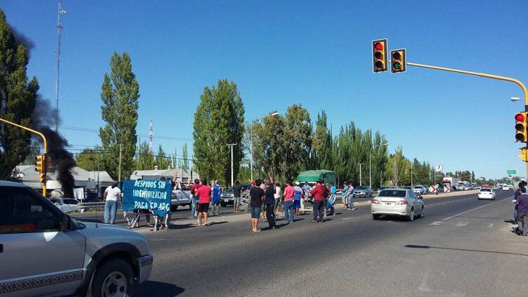 Petroleros despedidos de SP cortaron parcialmente la Ruta 22