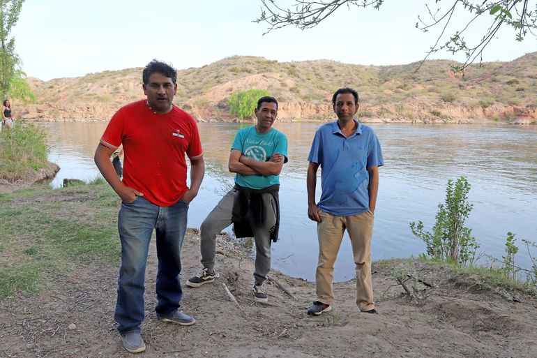 Ramón, quien se dedica a la construcción y movimientos de terreno, reveló que en Salta la jorrnada laboral diaria se paga 35 mil pesos, y aquí oscila entre $82 mil. 