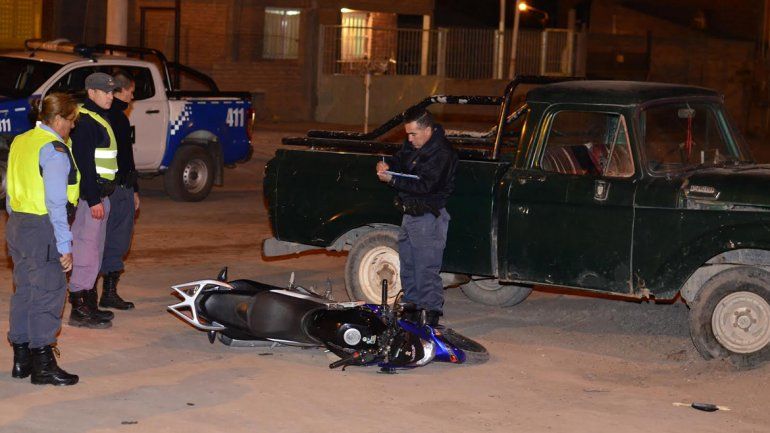 Murió un motociclista de 17 años al chocar contra una camioneta en Rincón de los Sauces