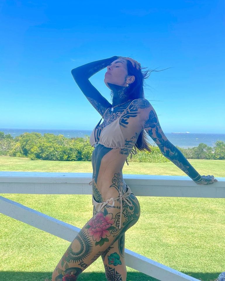 Lelé Tinelli convirtió su cuerpo en un lienzo lleno de tatuajes.
