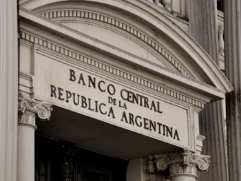 El Banco Central compra dólares y baja el riesgo país. El Banco Central compra dólares y baja el riesgo país.