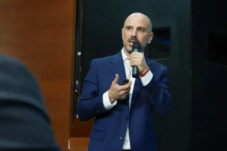 Ousset defendió el modelo neuquino y dijo que el objetivo es ordenar el Estado