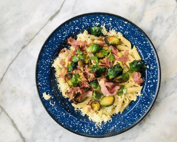 Receta: mostacholes con repollitos de Bruselas y jamón