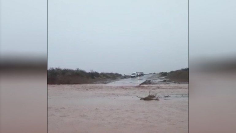 Rincón: el agua socavó la Ruta 5 y la localidad sigue aislada
