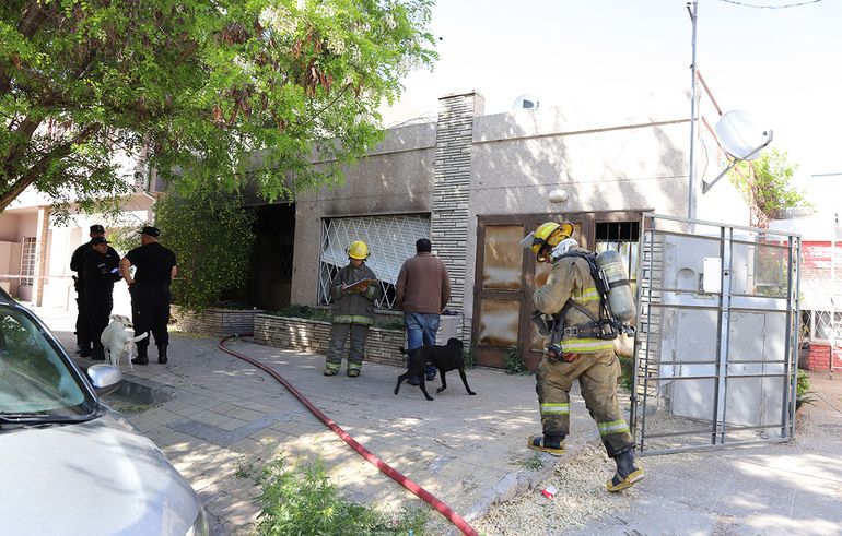 Susto, operativo y corte de calles por el incendio en una casa en centro oeste