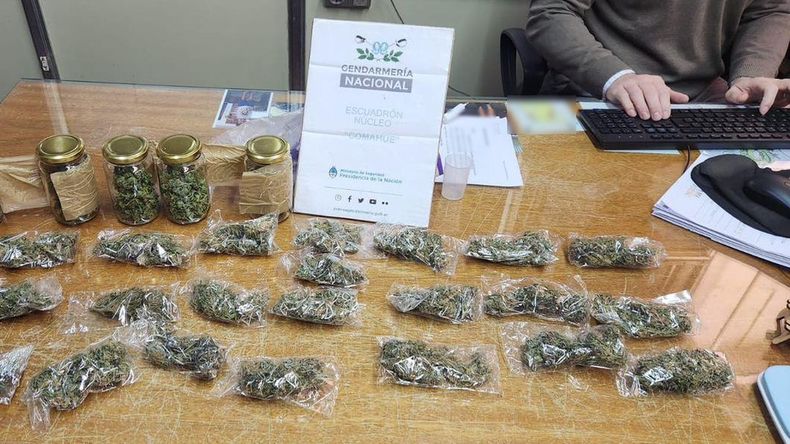 La fiscalía resaltó que los narcos del barrio Cuenca XV tenían preparados más de 2,5 kilos de droga para fraccionar. | LM Neuquen La fiscalía resaltó que los narcos del barrio Cuenca XV tenían preparados más de 2,5 kilos de droga para fraccionar.