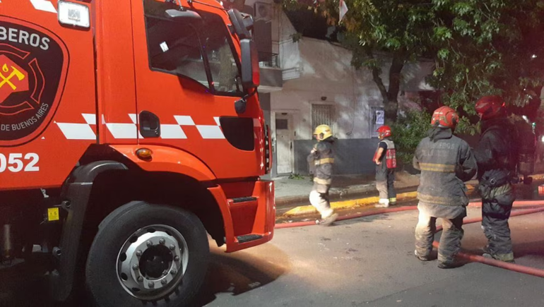 El feroz incendio provocó que una familia tenga que ser asistida por inhalación de humo. 