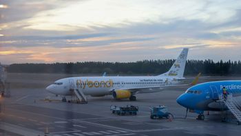 Mientras reparan el avión en la pista, Flybondi volvió a reprogramar el vuelo Neuquén-Córboba