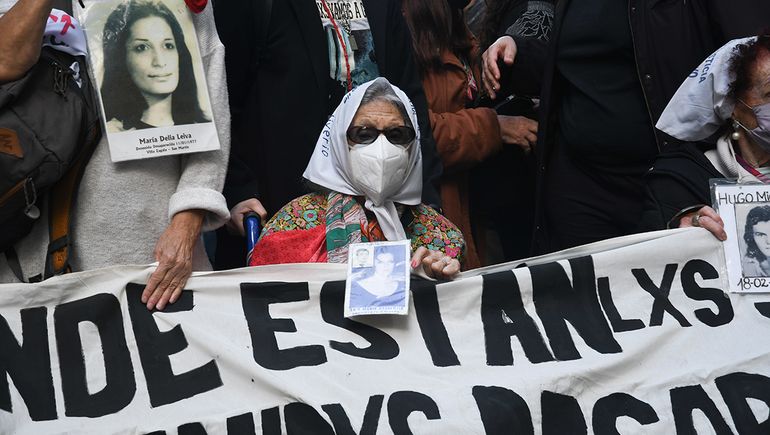 Una multitud se congrega a Plaza de Mayo para conmemorar el Día de la Memoria