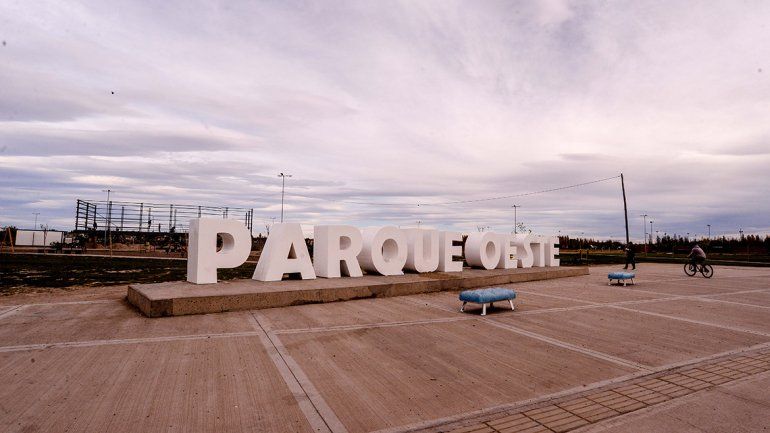 El centro cultural oeste estará suspendido con un diseño innovador.