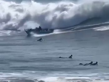 Todos los ocupantes salieron despedidos al agua en plena zona de rompiente. Todos los ocupantes salieron despedidos al agua en plena zona de rompiente.