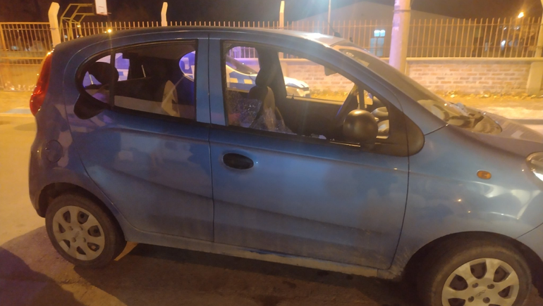 Motochorros le rompieron el vidrio a cadenazos para robarle: Pensé que me iban a matar