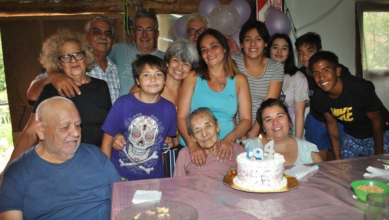 Pionera de Covunco, María sopló 104 velitas y celebró con cuatro generaciones