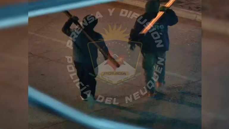 Los ladrones no descansan en la madrugada y las cámaras de seguridad los registran en plena actividad.