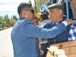 un reconocimiento historico: un municipio neuquino otorgo un bono de 300 mil pesos a sus empleados un reconocimiento historico: un municipio neuquino otorgo un bono de 300 mil pesos a sus empleados