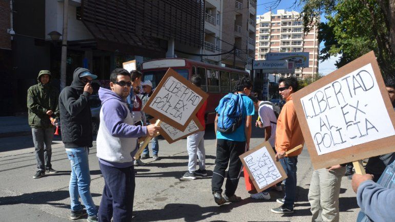 El apoyo al ex uniformado afuera de las salas de audiencias de Yrigoyen.